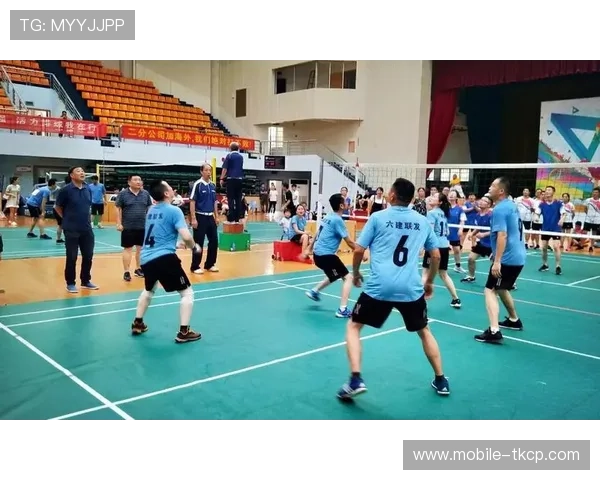 女子双打赛场风云变幻竞技拼搏彰显团队默契与协同作战精神